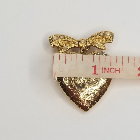 VINTAGE ORNATE GOLD TONE HEART LOCKET RIBBON PIN - Picture 6 of 6